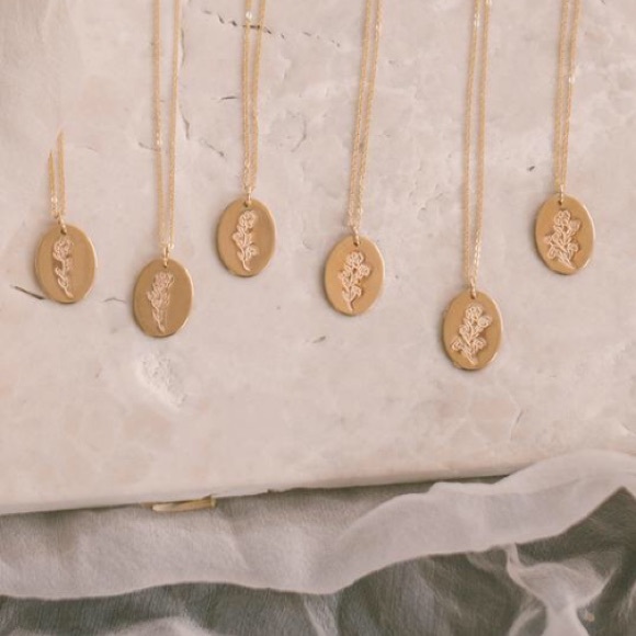 Minimalist Boho Floral Family Oval Gift Necklace - Picture 13 of 16